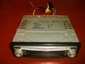 autoradio radio sony cdx c0600 werkt perfect met slede en bekabeling enkel omranding wat los en knopjes af gesleten